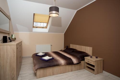 ギジツコにあるApartament Stella Polareのベッドルーム(大型ベッド1台、窓付)