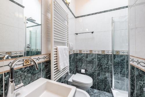 Koupelna v ubytování ATTICO Lodge