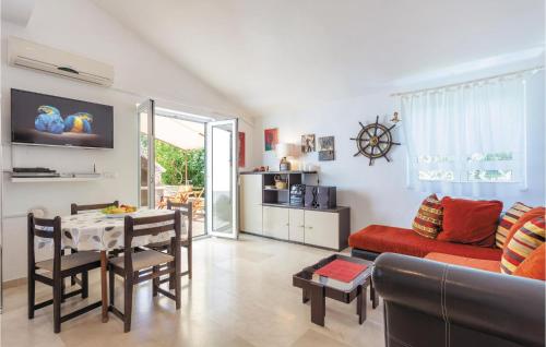 una sala de estar con una mesa y un sofá en Holiday Home Put Punte Vi, en Okrug Donji