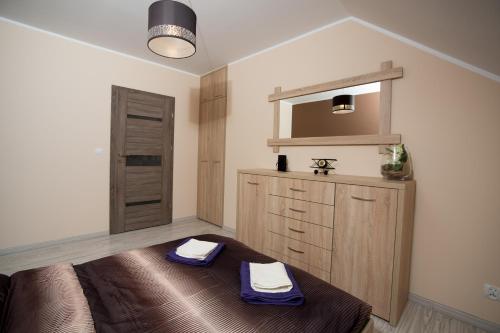 ギジツコにあるApartament Stella Polareのベッドルーム1室(ベッド1台、ドレッサー、鏡付)