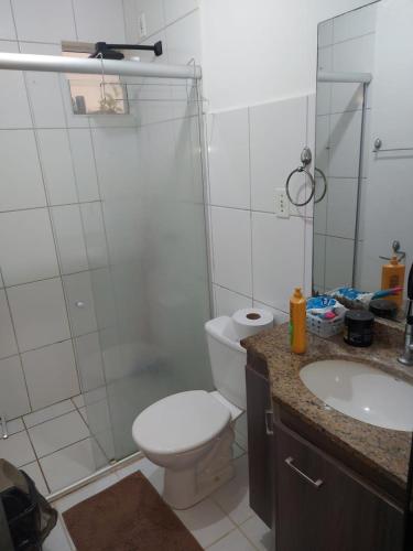 a bathroom with a toilet and a shower and a sink at Apto Br 316 , a 10 min do parque da Cop30 in Ananindeua