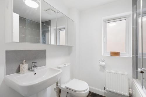 Bilik mandi di Luxurious 2 Bed near Dartford Station with study