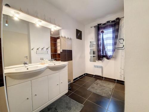 une salle de bain avec un lavabo et un miroir dans l'établissement Villa avec Piscine privée proche des plages, à Vendres