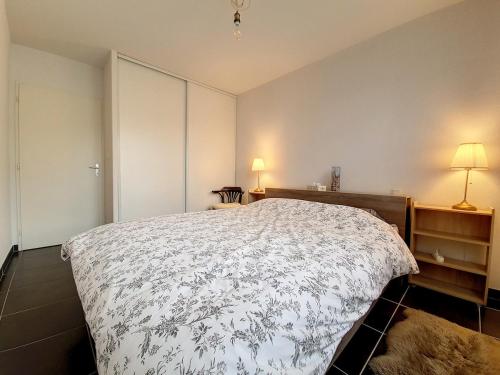 une chambre avec un lit et deux lampes dedans dans l'établissement Villa avec Piscine privée proche des plages, à Vendres