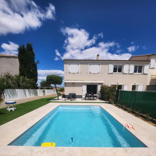 une piscine devant une maison dans l'établissement Villa avec Piscine privée proche des plages, à Vendres