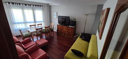 salon z kanapą i jadalnią w obiekcie A Bruxo Fonte 8 pzs 2 baños Full Reg VUT38509 w mieście Luarca
