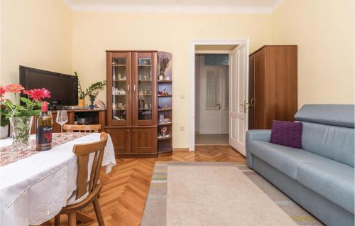 salon z kanapą i stołem w obiekcie Lovely Apartment In Lovran With Kitchen w mieście Lovran