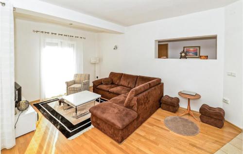 Posezení v ubytování 2 Bedroom Cozy Home In Bibinje