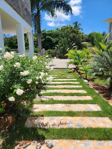 Κήπος έξω από το Luxury room close to the beach