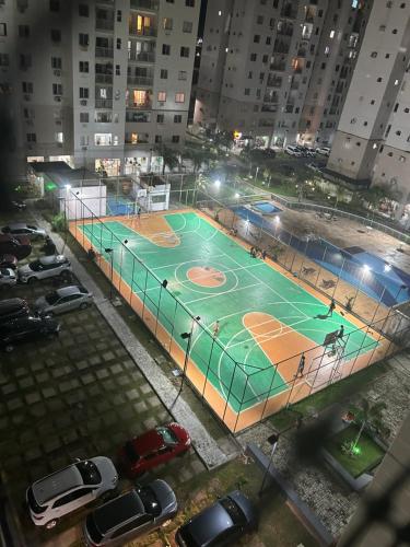 a tennis court in a parking lot at night at Quarto suite privado em Apartamento Compartilhado in Belém