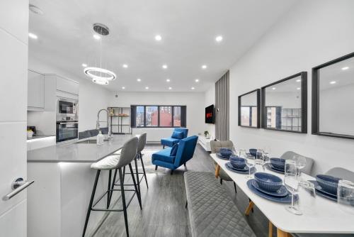a kitchen and living room with a table and chairs at Skyline Studios Tower Bridge in London