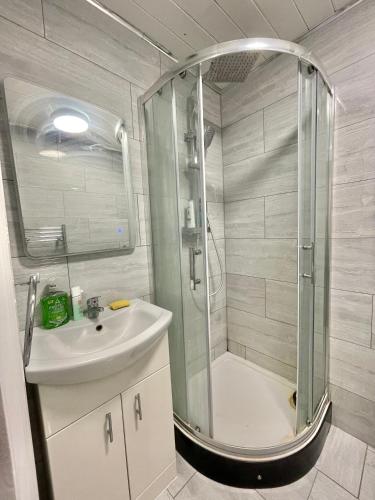 ColindaleにあるComfy Ensuite Room in Colindaleのシャワーと洗面台付きのバスルーム