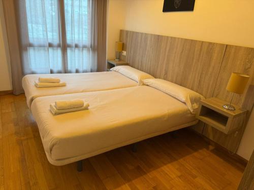 Postel nebo postele na pokoji v ubytování Apartamentos El Caxigu