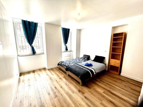 une chambre avec un lit et un parquet dans l'établissement Modern app #2 renovated ground floor 4pers, à Cherbourg en Cotentin