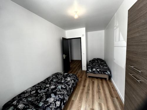 - 2 lits dans une petite chambre avec couloir dans l'établissement Modern app #2 renovated ground floor 4pers, à Cherbourg en Cotentin