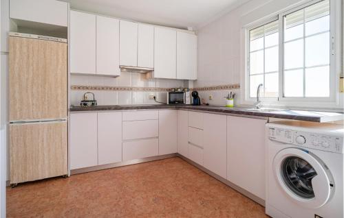 Dapur atau dapur kecil di Stunning Apartment In Pujaire
