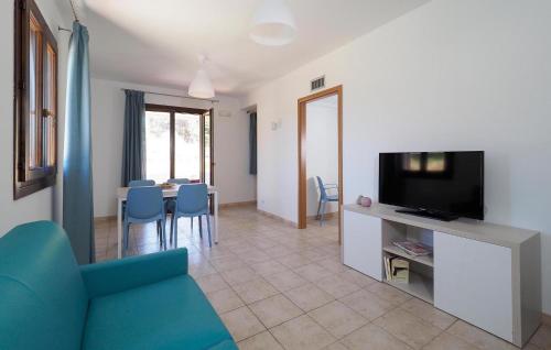 ein Wohnzimmer mit einer blauen Couch und einem Fernseher in der Unterkunft 2 Bedroom Nice Home In Marina Di Modica in Marina di Modica