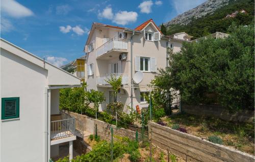 Awesome Apartment In Pisak With Kitchen