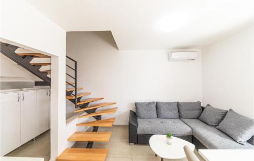 Cozy Apartment In Seget Donji With Wifi