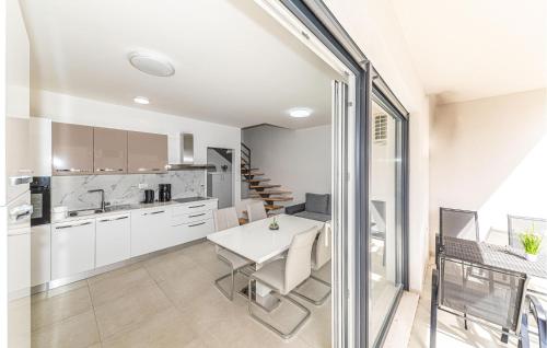 Cozy Apartment In Seget Donji With Wifi
