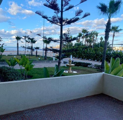 a view of a park with palm trees and a fountain at Appartement Vue Panoramique sur la siesta plage WELCOME STAY in Mohammedia