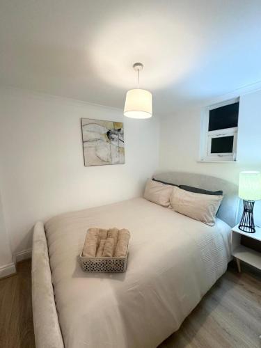 a bedroom with a bed with two towels on it at Cosy 1 bedroom flat in London in London