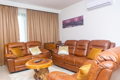 Modern 2 Bedroom at Airport Residential - 24 7 Security, Pool, Gym, Rooftop, Free Parking, Opposite Kozo Restaurant