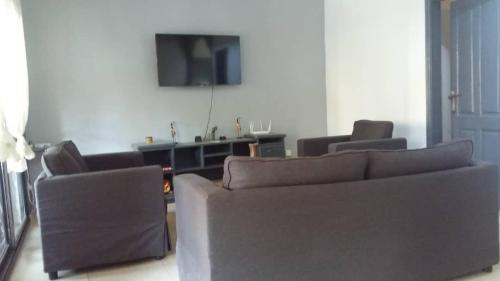 salon z dwiema kanapami i telewizorem w obiekcie App el malick w mieście Saly Portudal