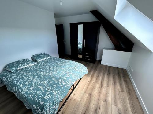 une chambre avec un lit et un escalier dans l'établissement Modern renovated apartment #8 with 7pers mezzanine, à Cherbourg en Cotentin