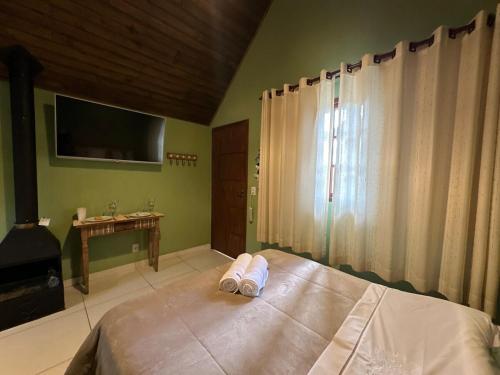 Postel nebo postele na pokoji v ubytování Chalé das Borboletas Vista Pedra Selada Visconde de Maua