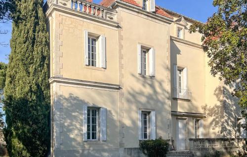 Un ancien bâtiment avec une tour en haut dans l'établissement Beautiful Home In Saint-Ambroix, à Saint-Ambroix