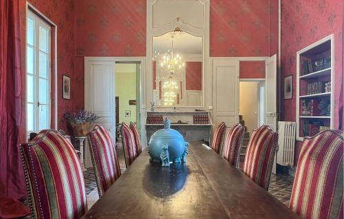 une salle à manger avec une longue table et des chaises dans l'établissement Beautiful Home In Saint-Ambroix, à Saint-Ambroix