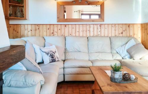 a living room with a white couch and a table at Awesome Home In Basse-Sur-Le-Rupt in Basse-sur-le-Rupt