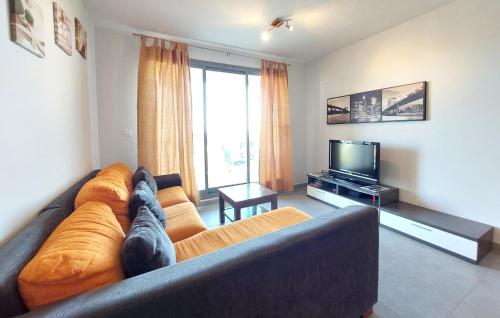 una persona acostada en un sofá en una sala de estar en Cozy Apartment In Moncofa, en Moncófar