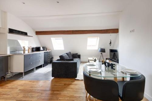 un salon avec une table et un canapé dans l'établissement La Cabane de Masséna, à Lyon