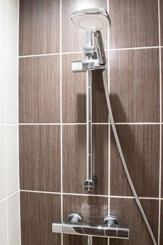 La salle de bains est pourvue d'une douche lumineuse. dans l'établissement La Cabane de Masséna, à Lyon