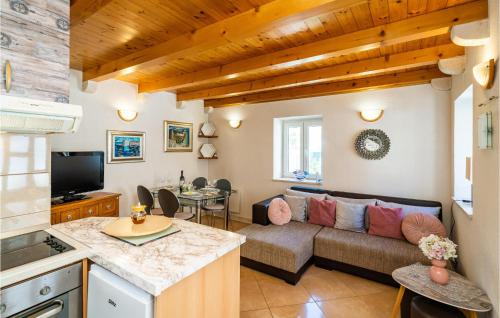 Kuchyň nebo kuchyňský kout v ubytování 1 Bedroom Amazing Home In Komolac
