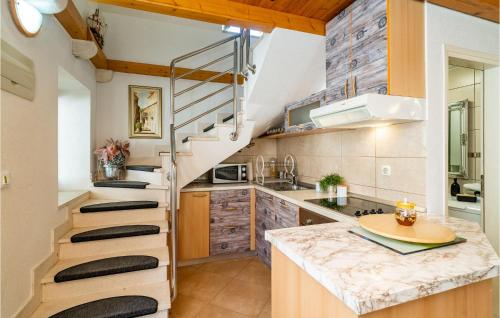 Kuchyň nebo kuchyňský kout v ubytování 1 Bedroom Amazing Home In Komolac