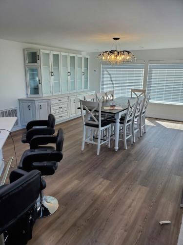 a dining room with a table and chairs at Casa Del Lago Camping, Jetski docks, Personal dock in Moses Lake