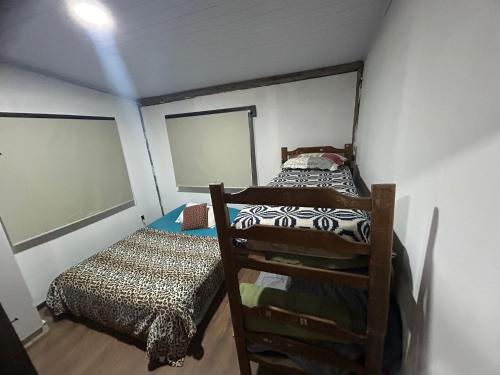 ein Schlafzimmer mit zwei Etagenbetten und einem Bett in der Unterkunft Rancho pura vida in San Carlos