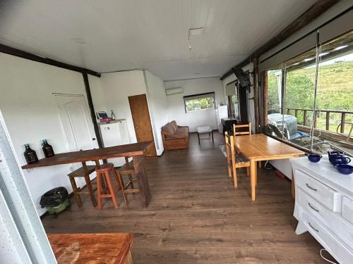 ein Wohnzimmer mit Tisch und ein Esszimmer in der Unterkunft Rancho pura vida in San Carlos