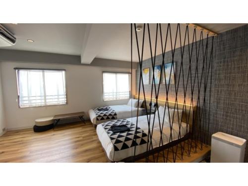 Zimmer mit 2 Betten und einer Schaukel in der Unterkunft Fukuyama Royal Hotel - Vacation STAY 46812v in Fukuyama