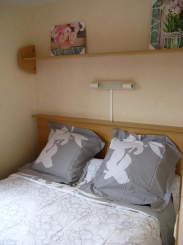 un lit avec deux oreillers dessus dans l'établissement Le Marverand, à Saint-Julien