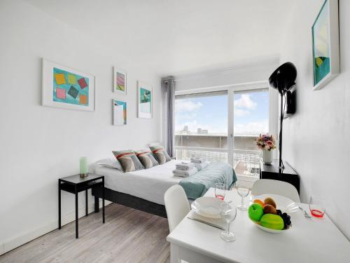 Bright studio with balcony - 2P- Eiffel Tower view