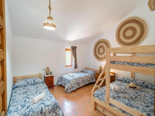Postel nebo postele na pokoji v ubytování Farmhouse in Andalusia near Tiñosa Peak