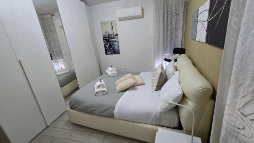 Postel nebo postele na pokoji v ubytování VARESE PRIME - Large independent Apartment, Air conditioning, 2 Bathrooms, 2 free covered Parking spaces, NO restricted traffic zone, Train Station 100m, Theatre 150m, Historic City Centre