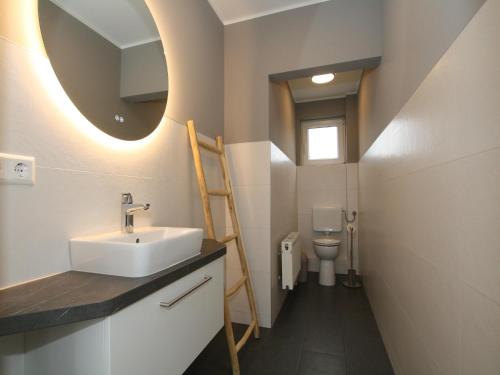 un bagno con lavandino e WC di Ferienhaus am grossen See in Fuerstenwerder a Fürstenwerder