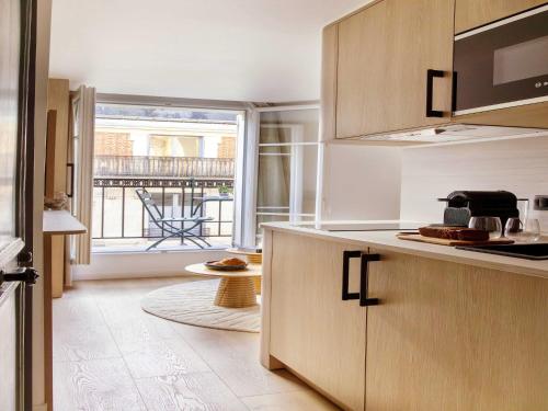 Refined studio with balcony - 2P - Saint Lazare