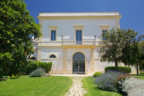 una gran casa blanca con una puerta en un patio en Masseria Li Foggi, en Gallipoli