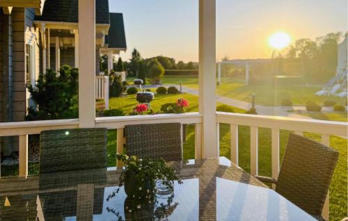 Μπαλκόνι ή βεράντα στο Beautiful Home In Sarbinowo With Wifi